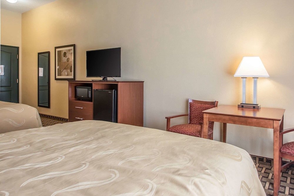 Standard Room, 2 Queen Beds, Non Smoking - Photo 1