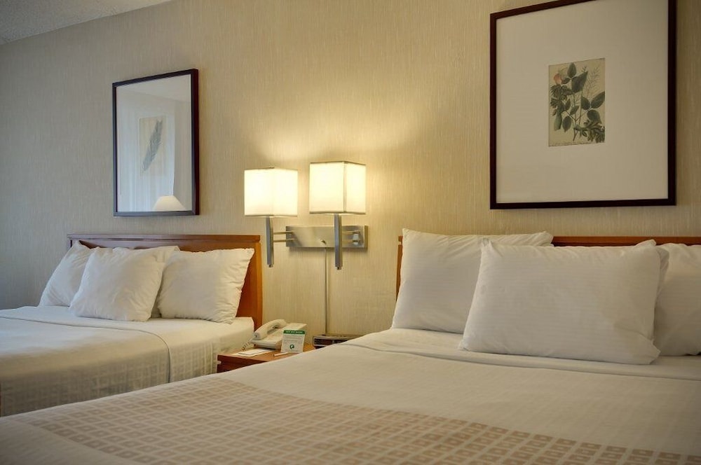 Single Room, 2 Queen Beds (Roll-In Shower) photo 3