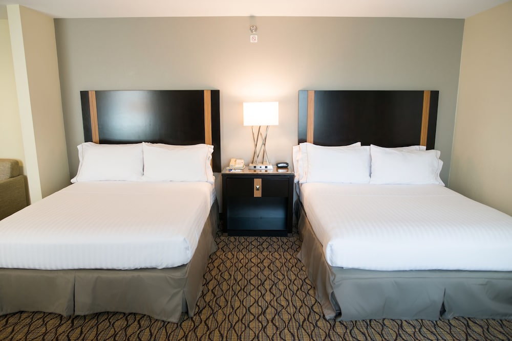 Suite, 2 Queen Beds - Photo 2