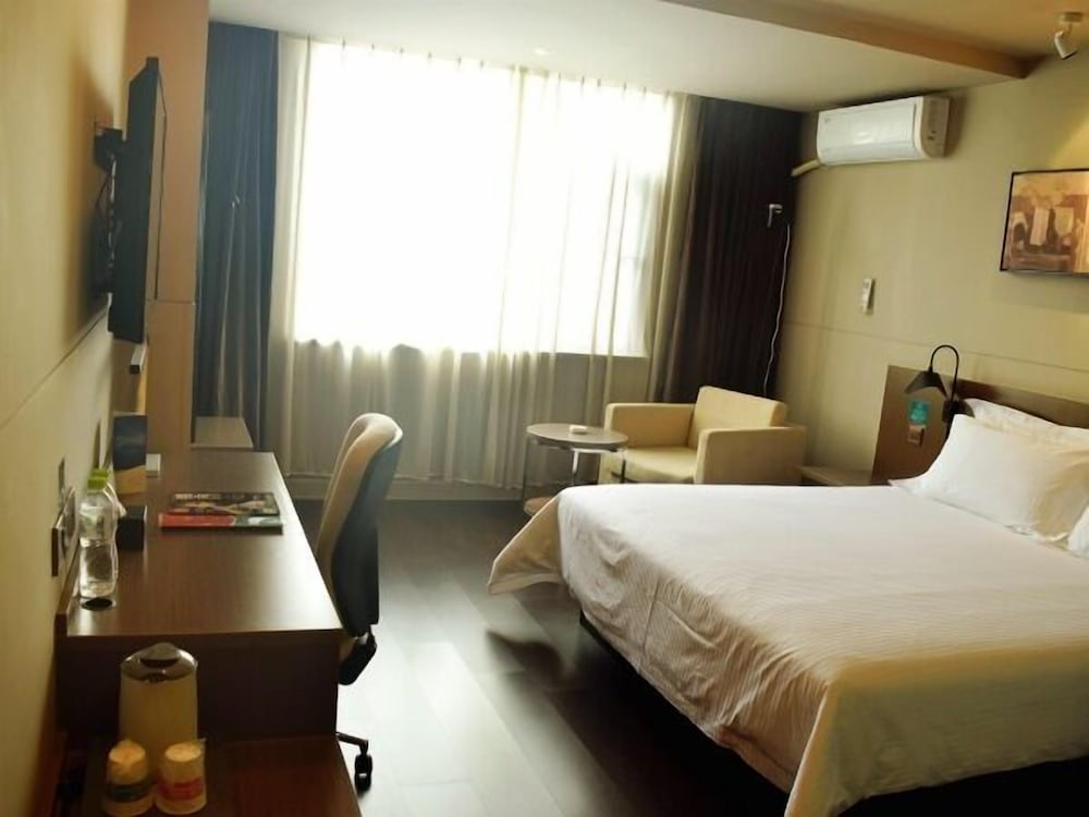 Standard Room, 1 King Bed, Non Smoking photo 3