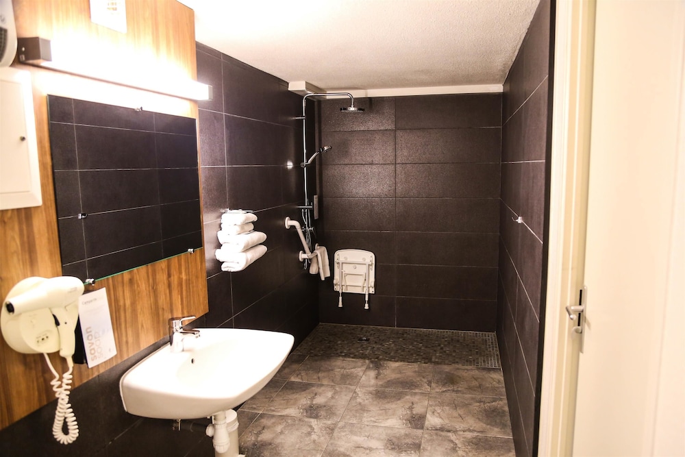 Standard Room, Multiple Beds - Photo 14