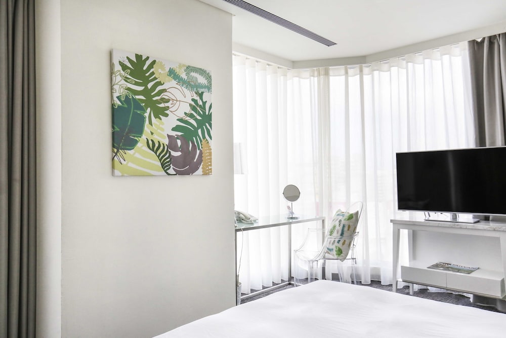 Corner Room, Bathtub, City View thumbnail 5
