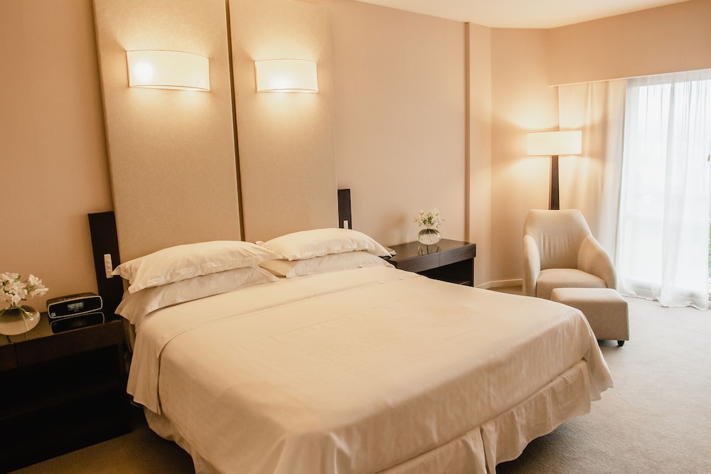 Club Room, 1 King Bed, Corner photo 2