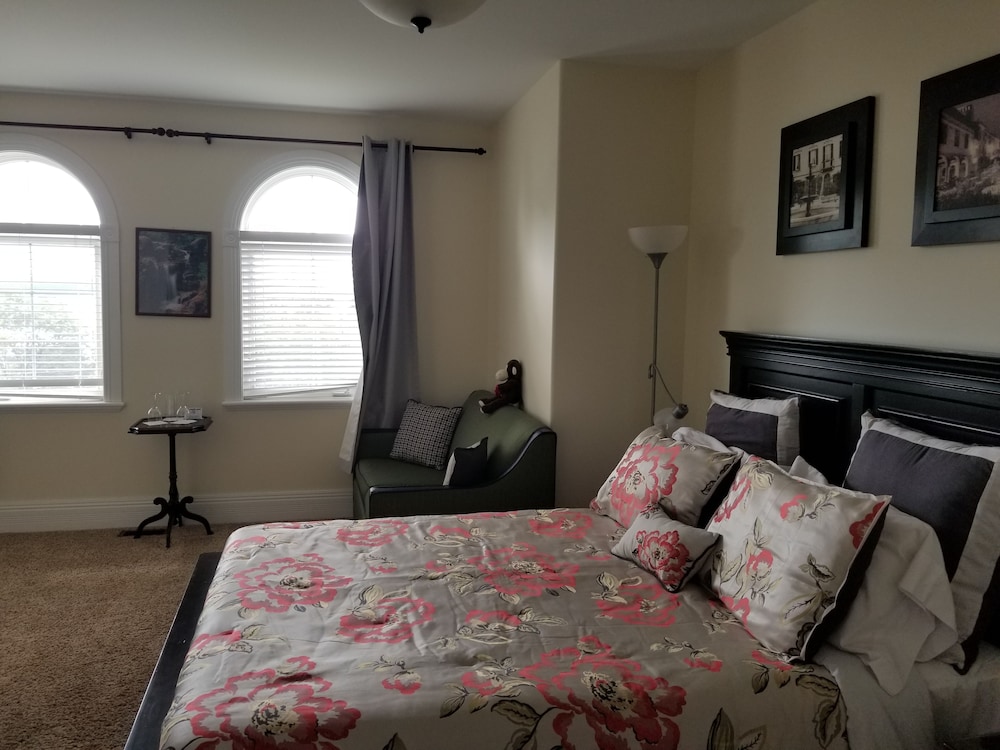 Standard Room, 1 Queen Bed  & Sofa Bed, River View, 2nd Floor (Burgundy)