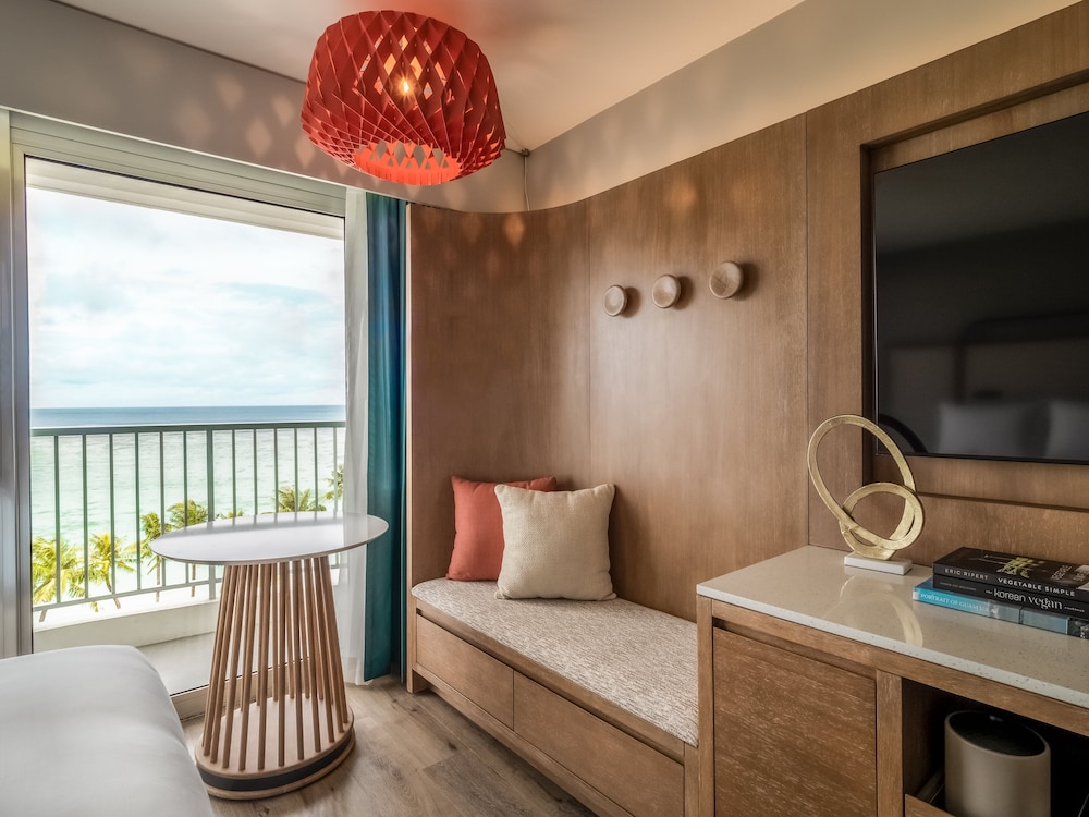 Premium Room, 1 King Bed, Oceanfront photo 3