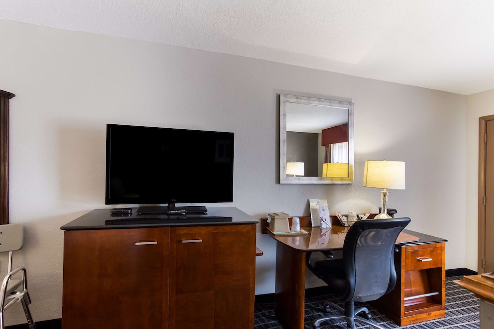 Suite, 1 King Bed, Accessible, Bathtub photo 3