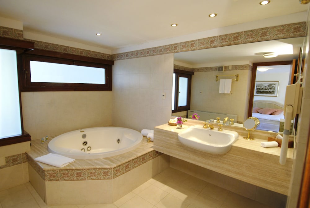 Suite, 1 King Bed - Photo 4