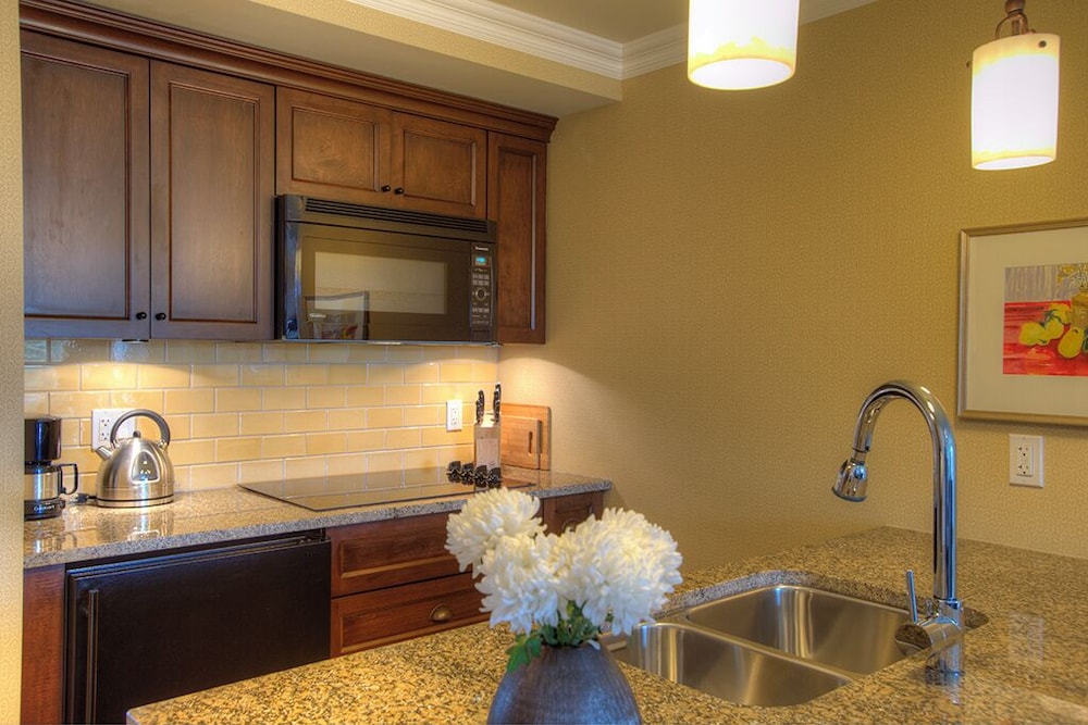 One Bedroom Suite, Partial Ocean View, King - Photo 4