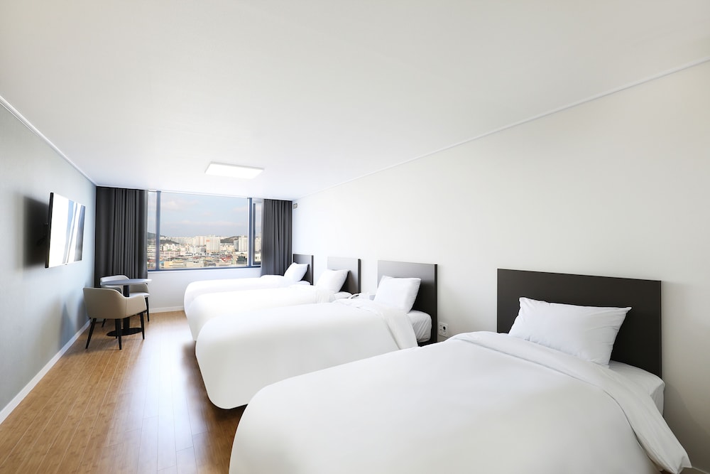 Ocean 4 Quadruple (Breakfast Package)