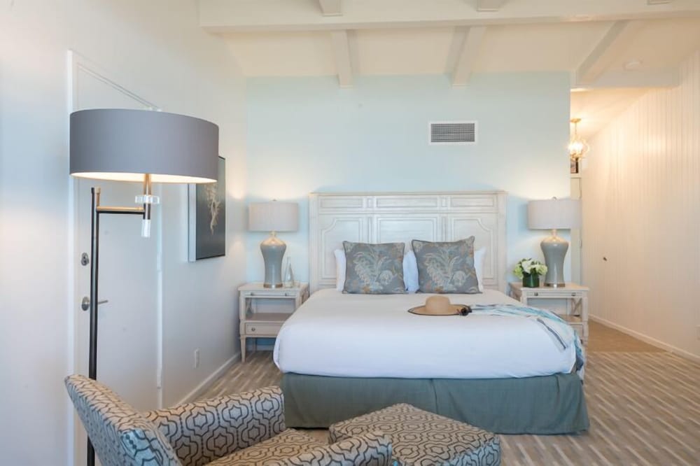 Deluxe Room, 1 King Bed, Ocean View (Beachfront View with Kitchenette) - Photo 1
