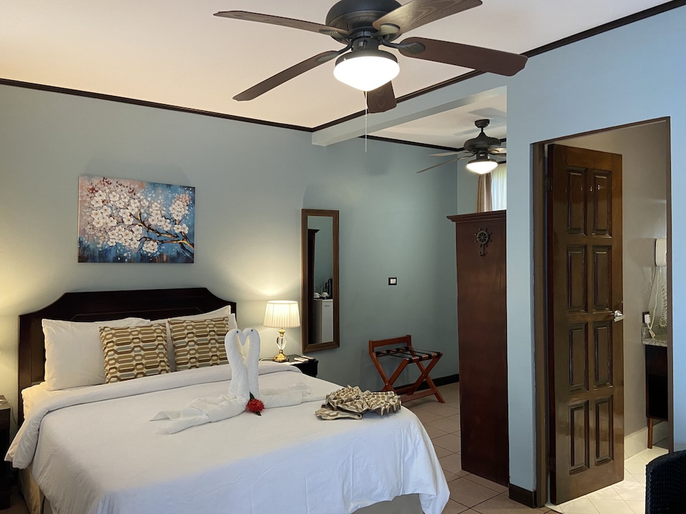 Basic Double Room, 1 Queen Bed, Garden View