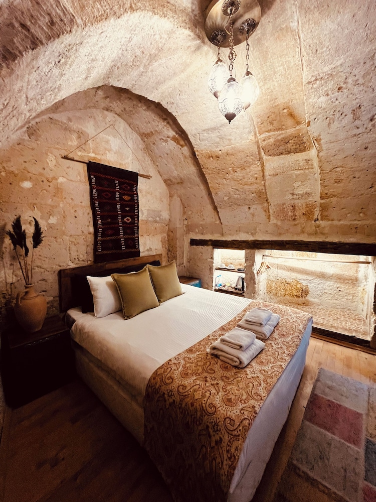 Deluxe Cave photo 2