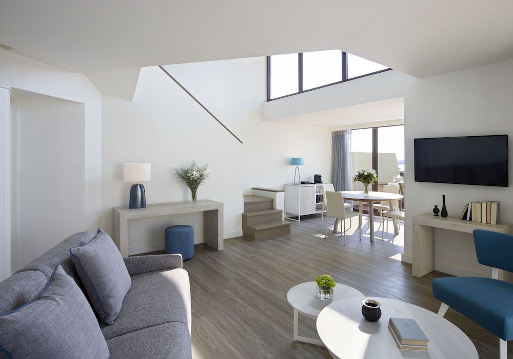 Rodian Suite, Sea View