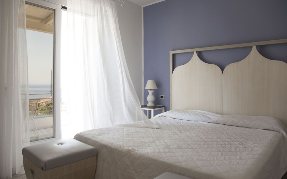 Classic Triple Room, Partial Sea View photo 3