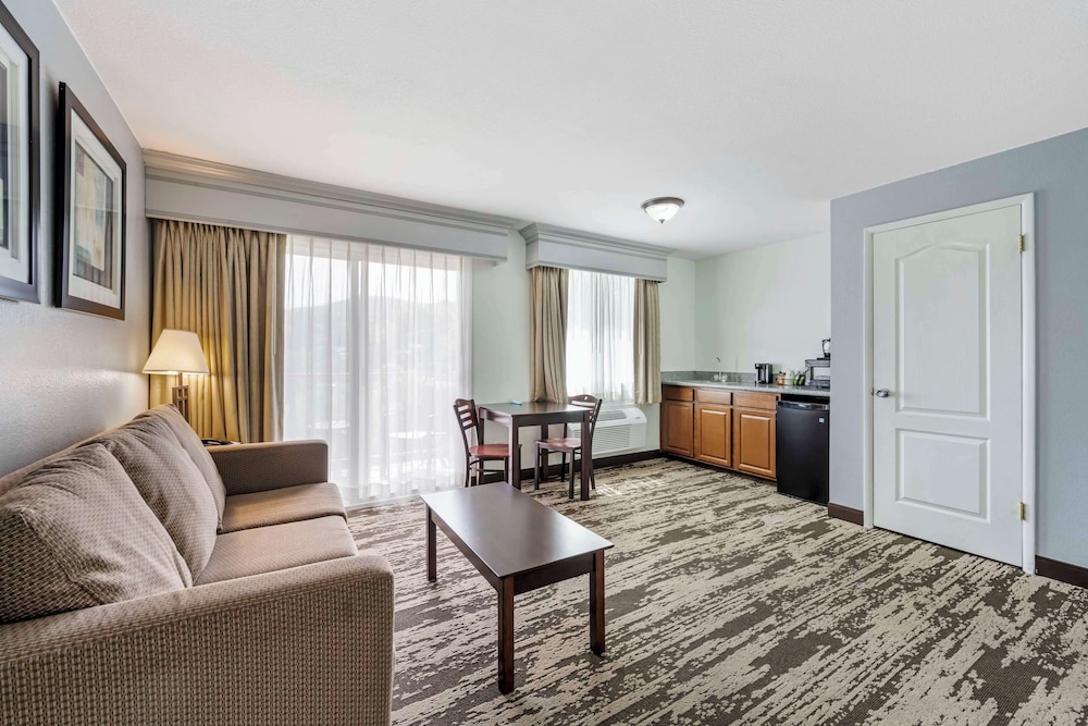 Suite, 2 Queen Beds, Non Smoking, Balcony (with Sofabed) - Photo 2