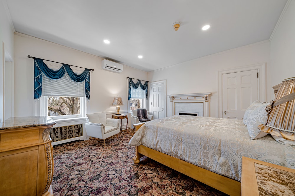 Luxury Suite, 1 Queen Bed, Non Smoking, Club Lounge Access photo 1