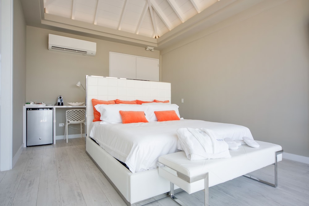 Master King Ocean View Suite with an Extra Room and Semi Private Infinity Pool photo 2