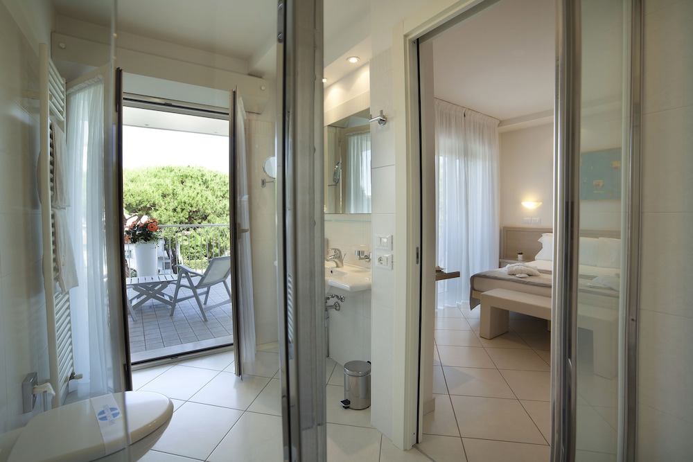Deluxe Double Room, Balcony, Garden View