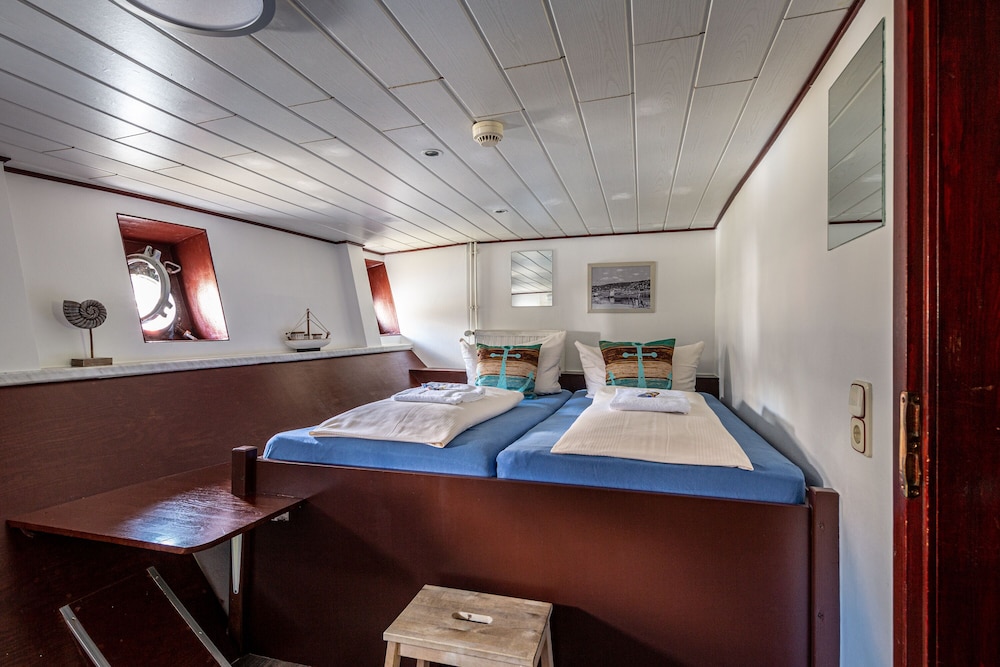 Double Cabin, Shared Bathroom photo 2
