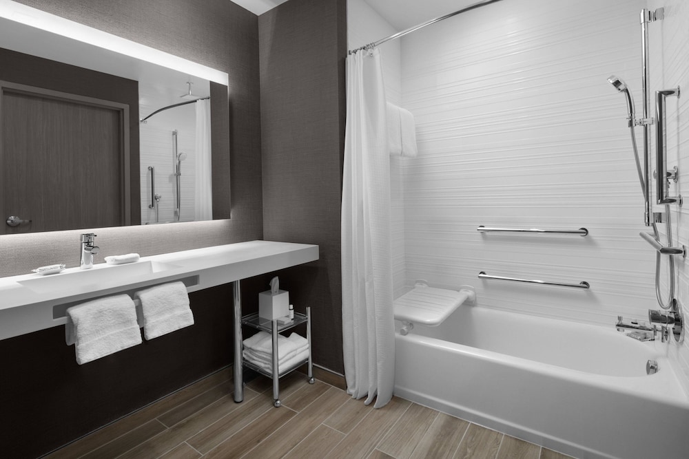 Room, 2 Queen Beds, Pool View (Mobility Accessible, Tub) thumbnail 6