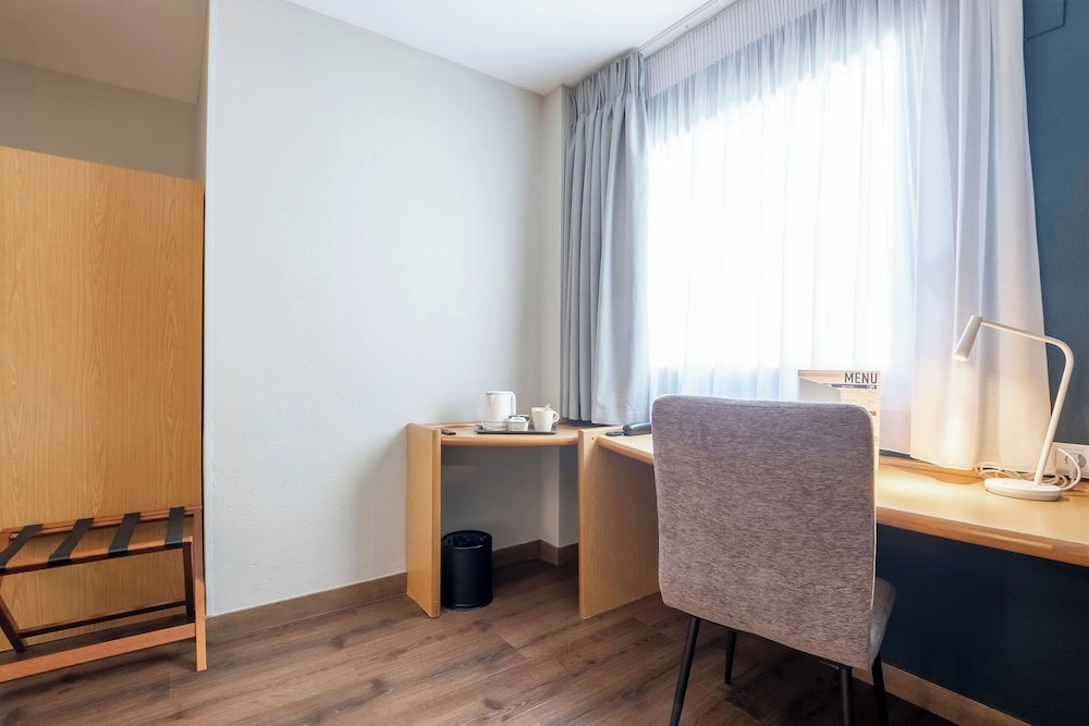 Room - Photo 12