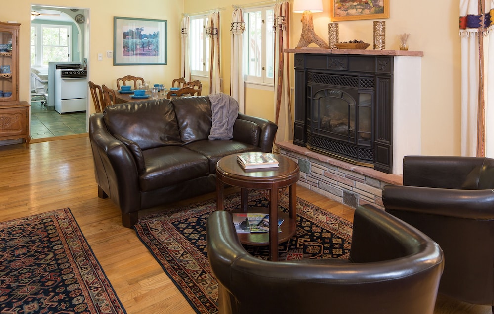 2 BR/2 Bath Cottage with Full Kitchen photo 1