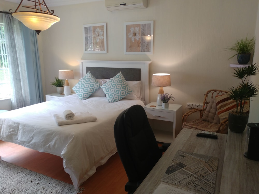 Executive Suite, 1 Queen Bed, Garden View (Marula Suite) photo 1