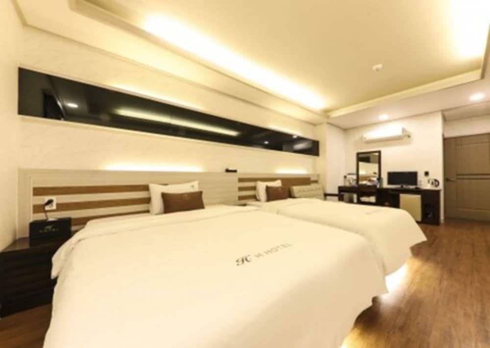Family Twin Room (No Breakfast on Weekend&Holiday) photo 1