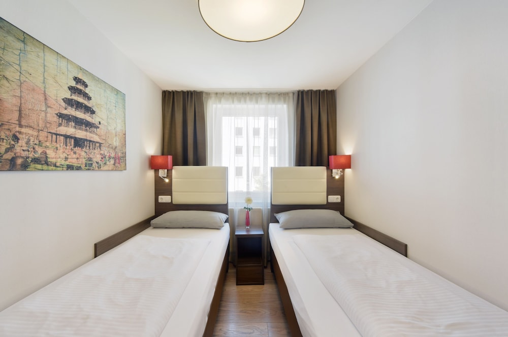 Four-Room Apartment (Three Bedrooms and One Living Room) photo 3