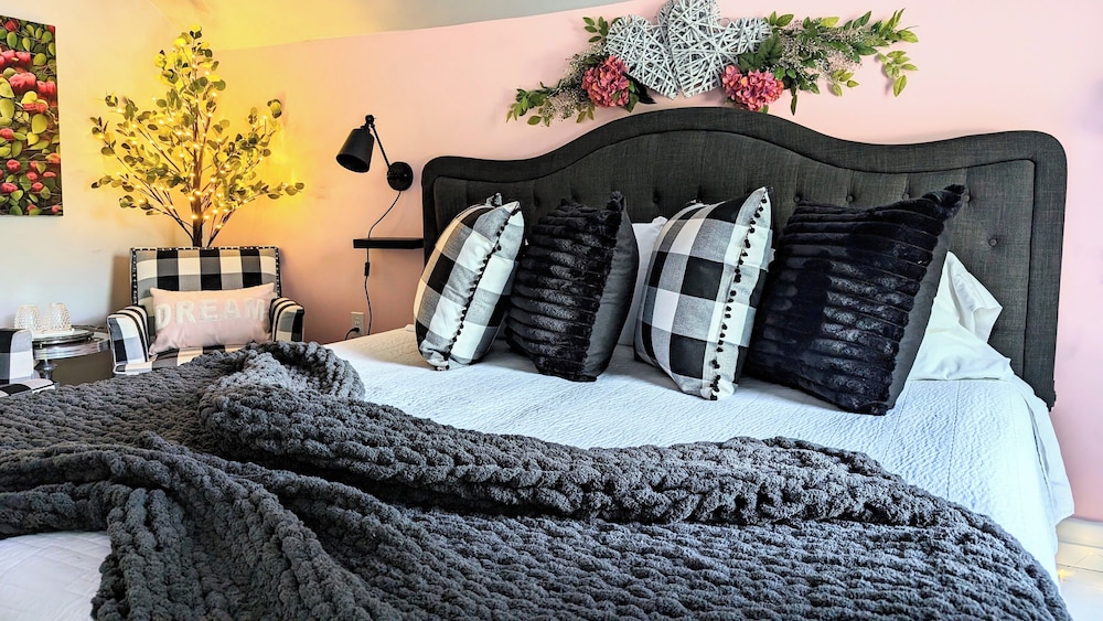 Secret Garden Dream Suite - King Bedroom photo 1