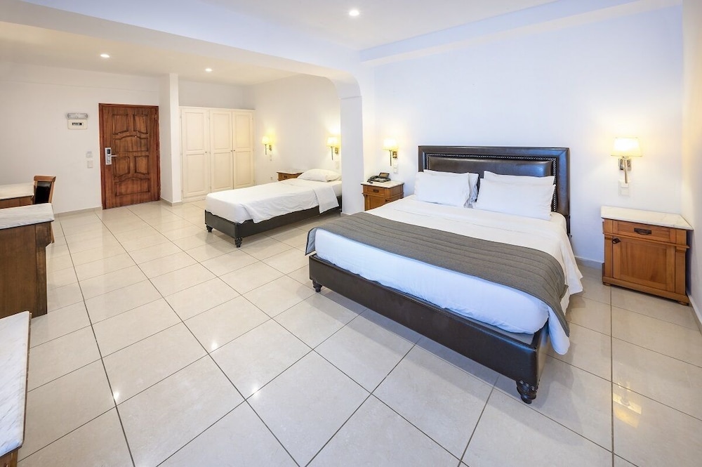 Room with sharing pool - Photo 3