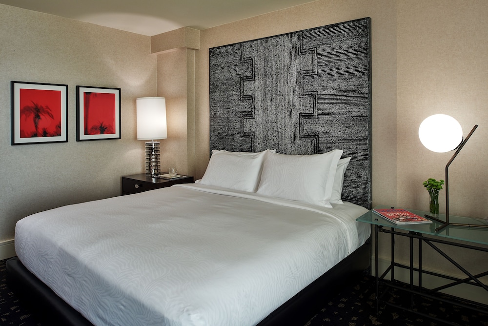 Room, 1 King Bed, Accessible (Communications, Roll-In Shower)