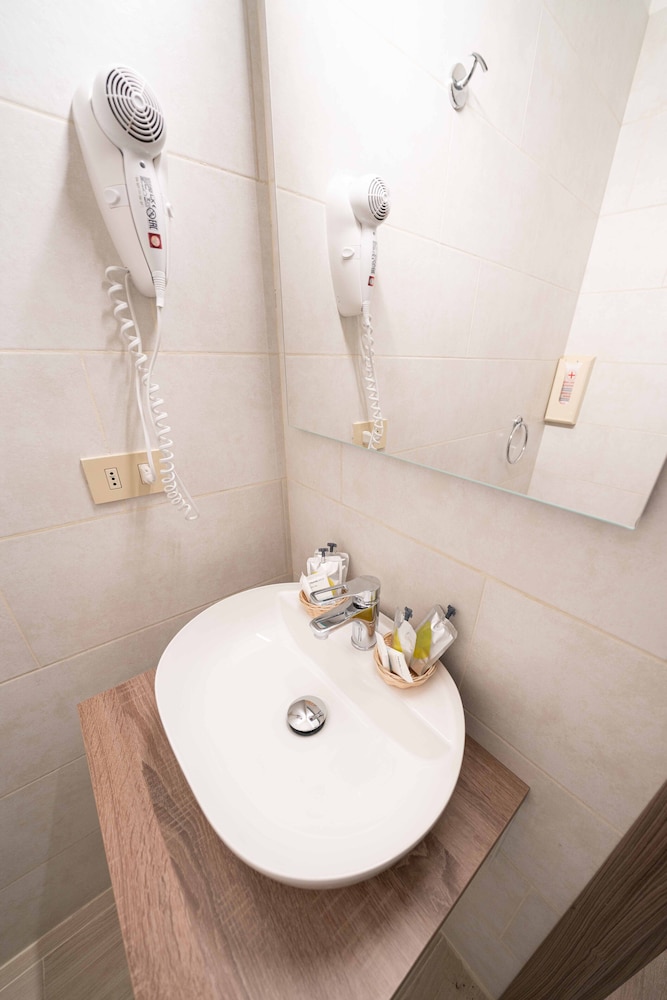 Quadruple Room - Photo 22