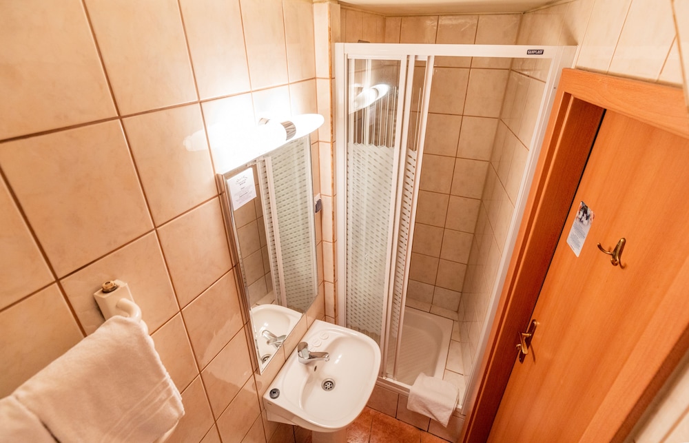 Economy Double Room - Photo 7
