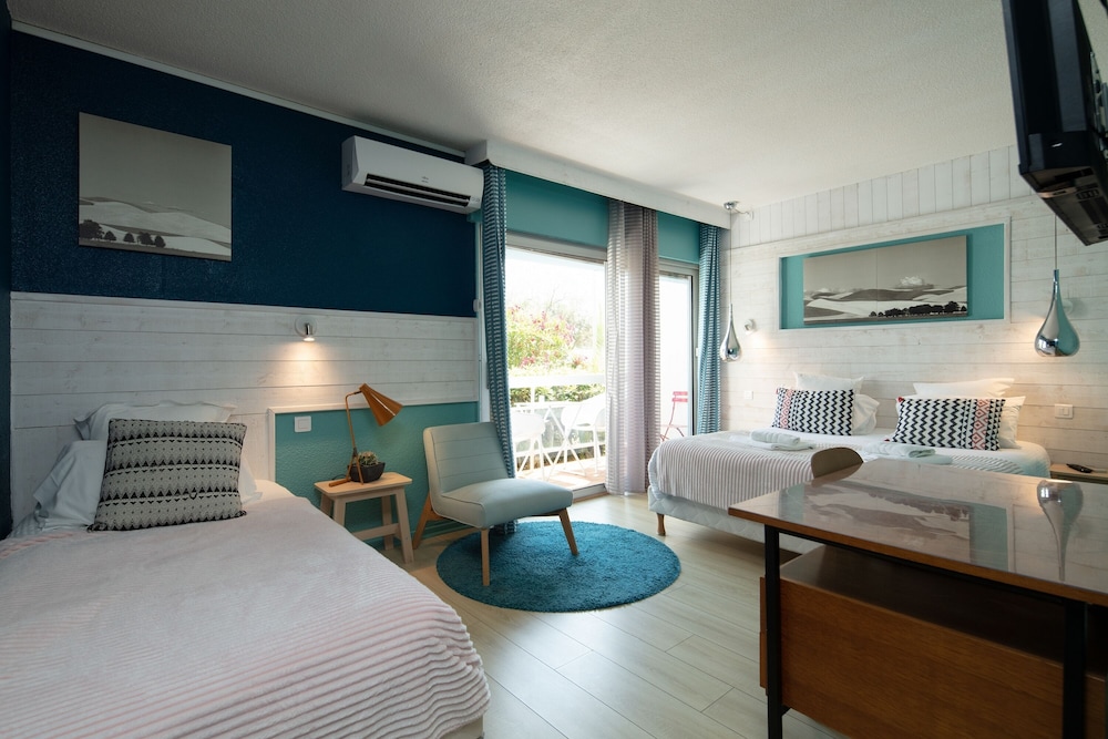 Superior Triple Room, Terrace, Partial Sea View photo 2