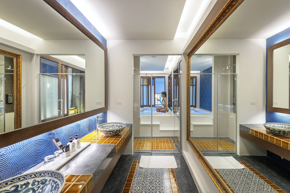 Jacuzzi Pool Access - Photo 11