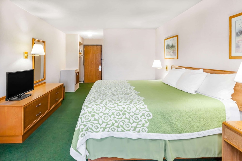 Standard Room, 1 King Bed - Photo 1