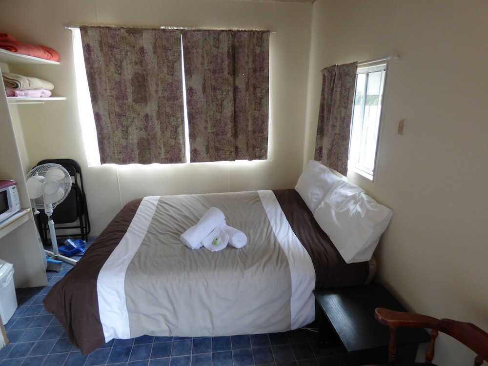 Pet Friendly Cabins Shared Bathroom photo 2