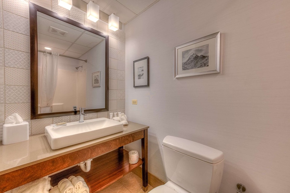 Suite, 1 King Bed, Non Smoking, Jetted Tub - Photo 3