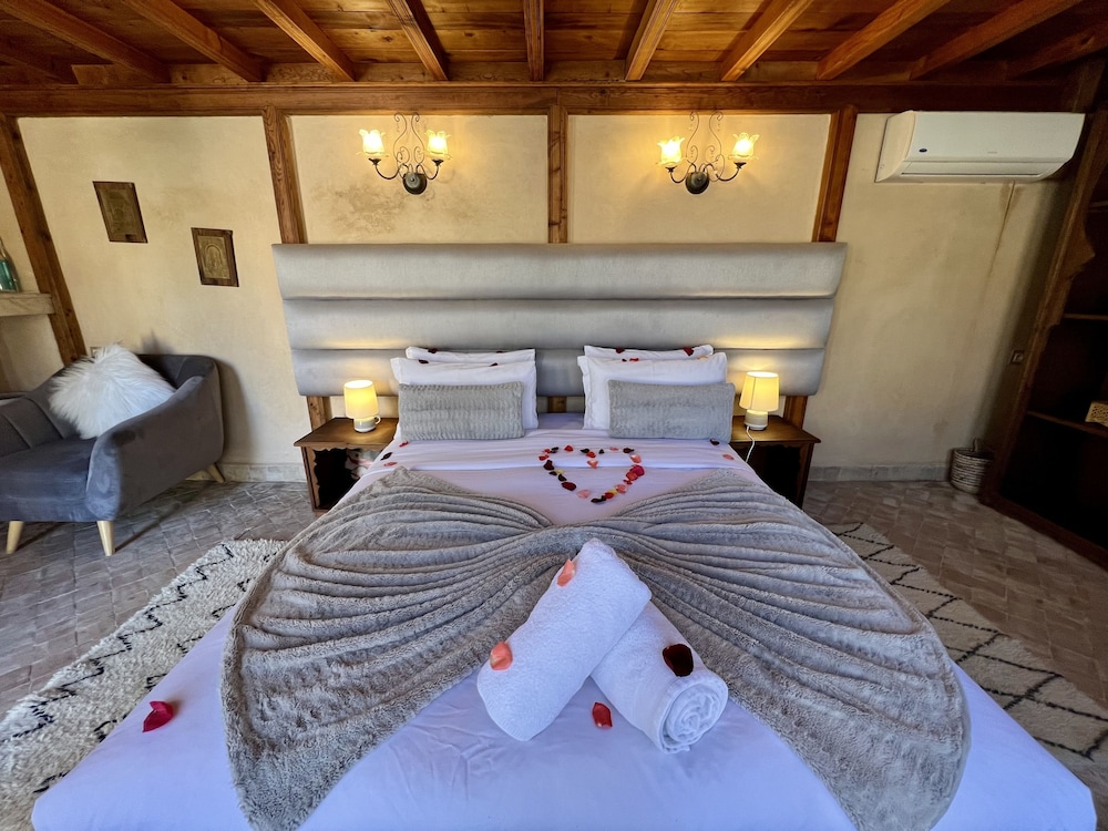Comfort Suite, 1 King Bed, Non Smoking, Mountain View photo 3
