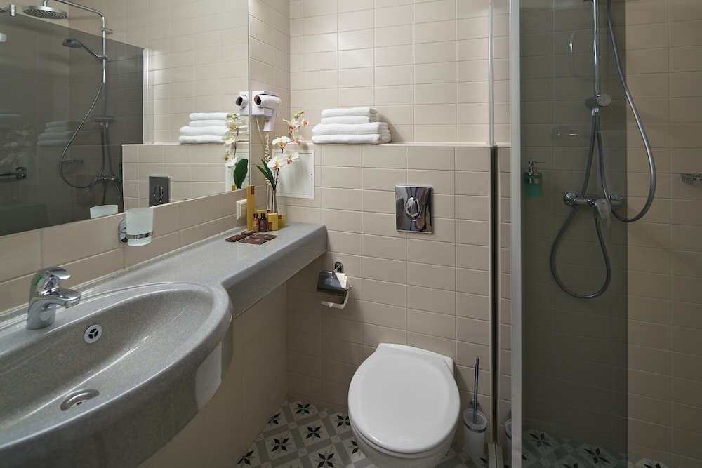 Basic Double or Twin Room, 1 Bedroom - Photo 2