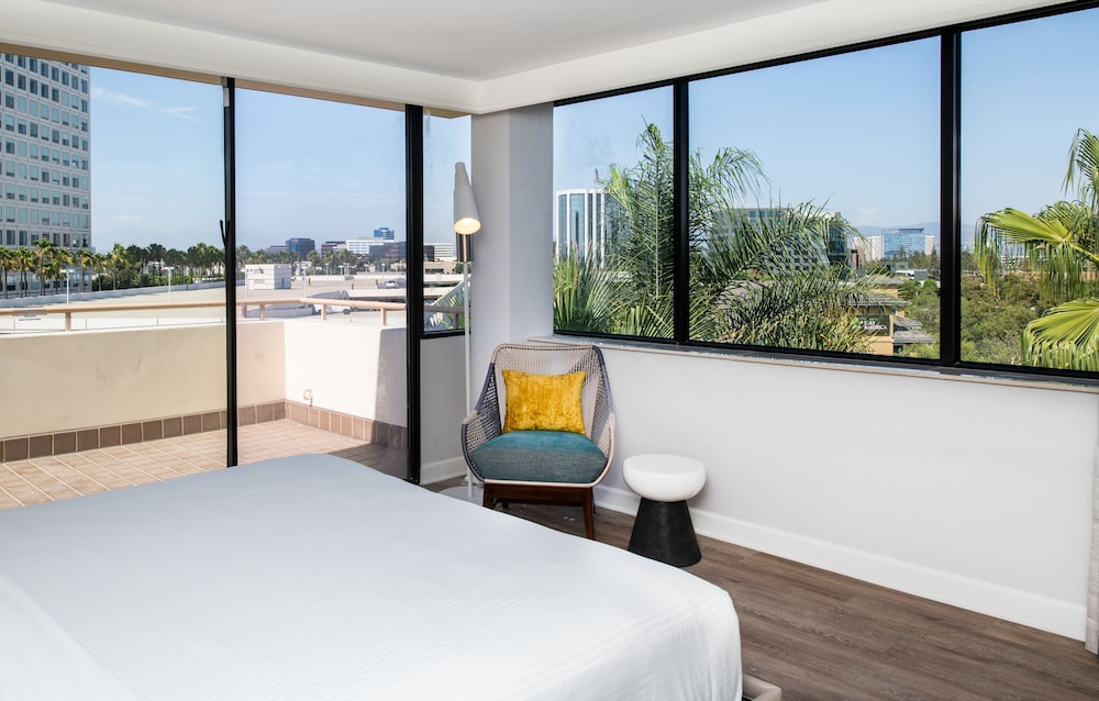 Junior Suite, 1 King Bed, Balcony - Photo 2