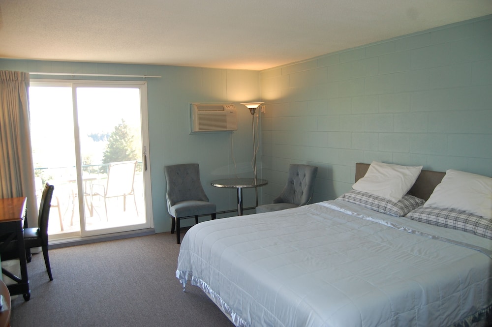 Room, 1 King Bed, Balcony, Lake View photo 2