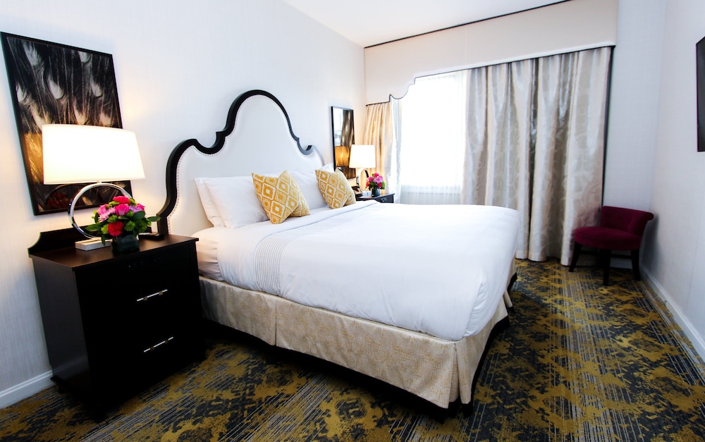 Suite, 1 King Bed - Photo 3
