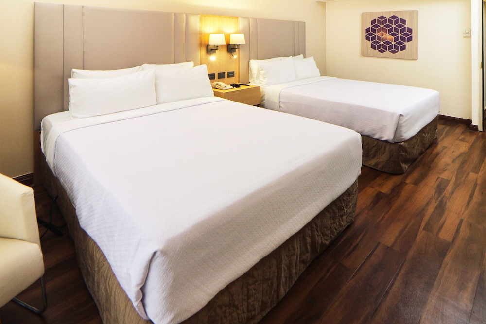 Standard Room, 2 Queen Beds, Club Lounge Access - Photo 7