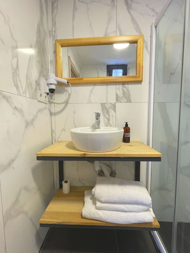 Standard Triple Room - Photo 22