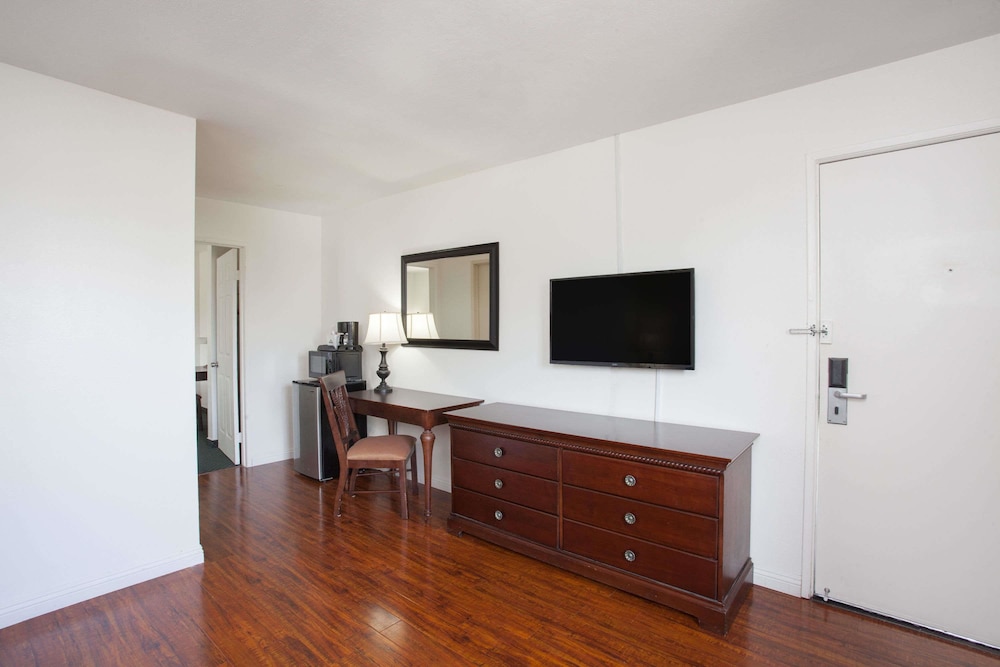 Upgraded, Suite, 1 King Bed with Sofa bed, Non Smoking - Photo 3