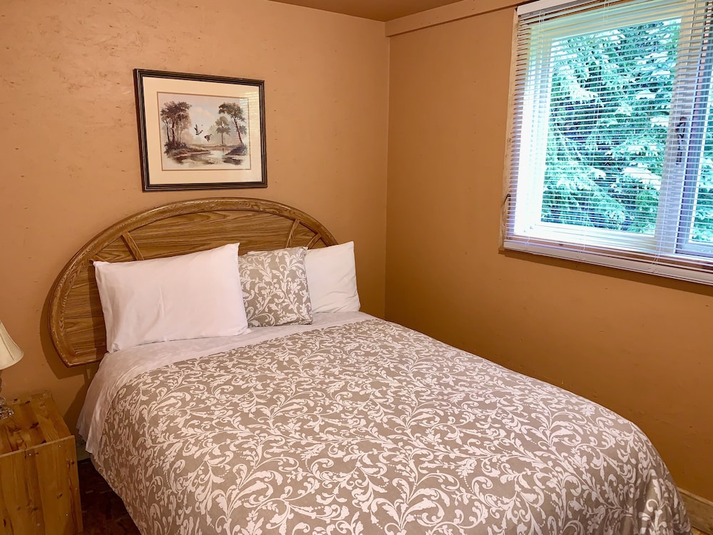 Comfort Cabin, 2 Bedrooms, Refrigerator & Microwave, Garden View photo 3