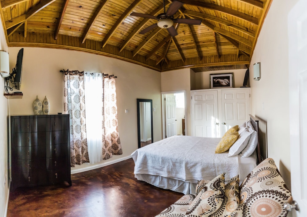 Deluxe Room, 1 Queen Bed, Bathtub, City View