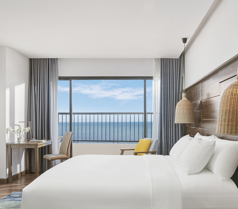 Grand Deluxe Ocean View With Balcony